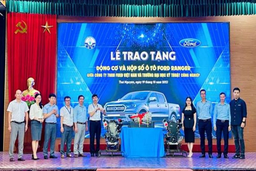  Lễ trao tặng động cơ và hộp số Ô tô Ford Ranger giữa Công ty TNHH Ford Việt Nam và Trường Đại học Kỹ thuật Công nghiệp